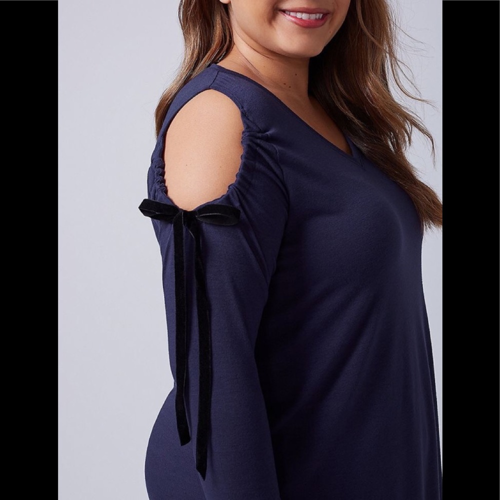 🦋🖤🦋NAVY COLD SHOULDER TEE W/VELVET TIES🦋🖤🦋